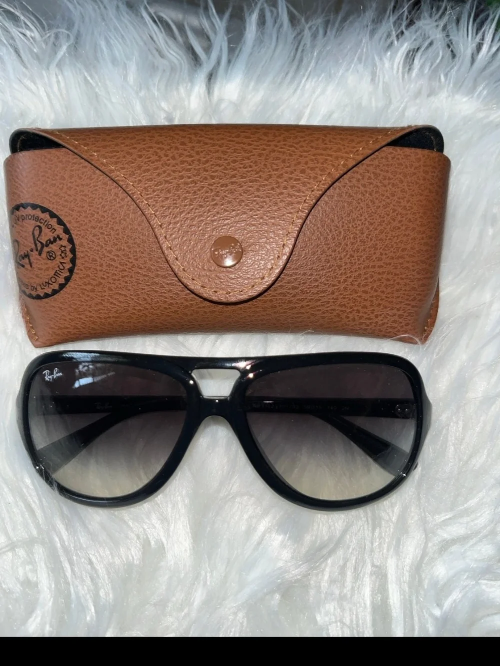 Ray-Ban Women's Black Frame with Gradient Smoke Lenses Sunglasses - Picture 1 of 3